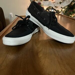 Black Sperry Men's Soletide 2-Eye boat shoes with a white sole